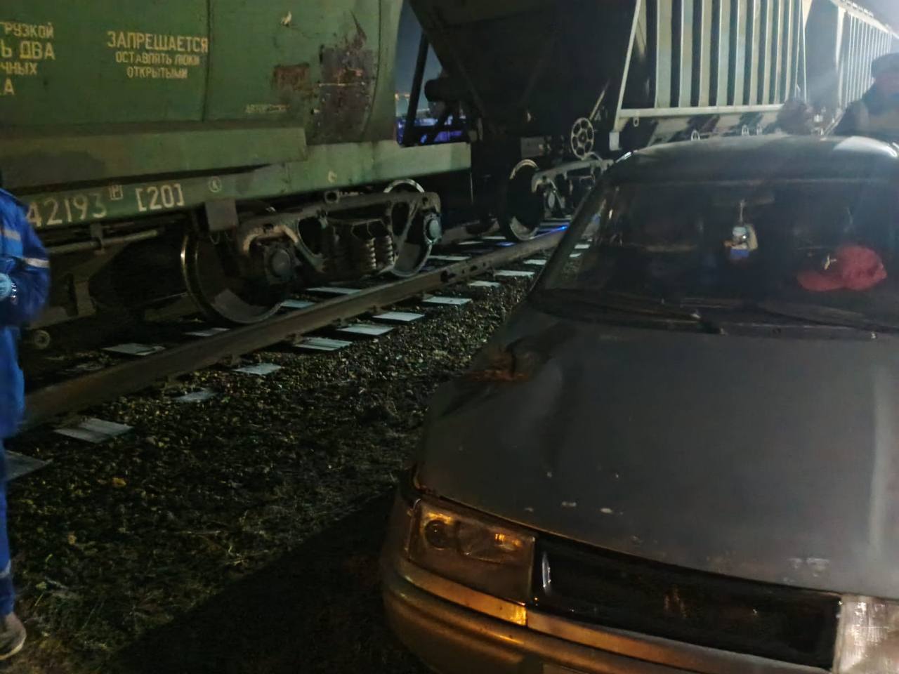 В Бийске легковой автомобиль столкнулся с поездом В Бийске легковой автомобиль столкнулся с поездом