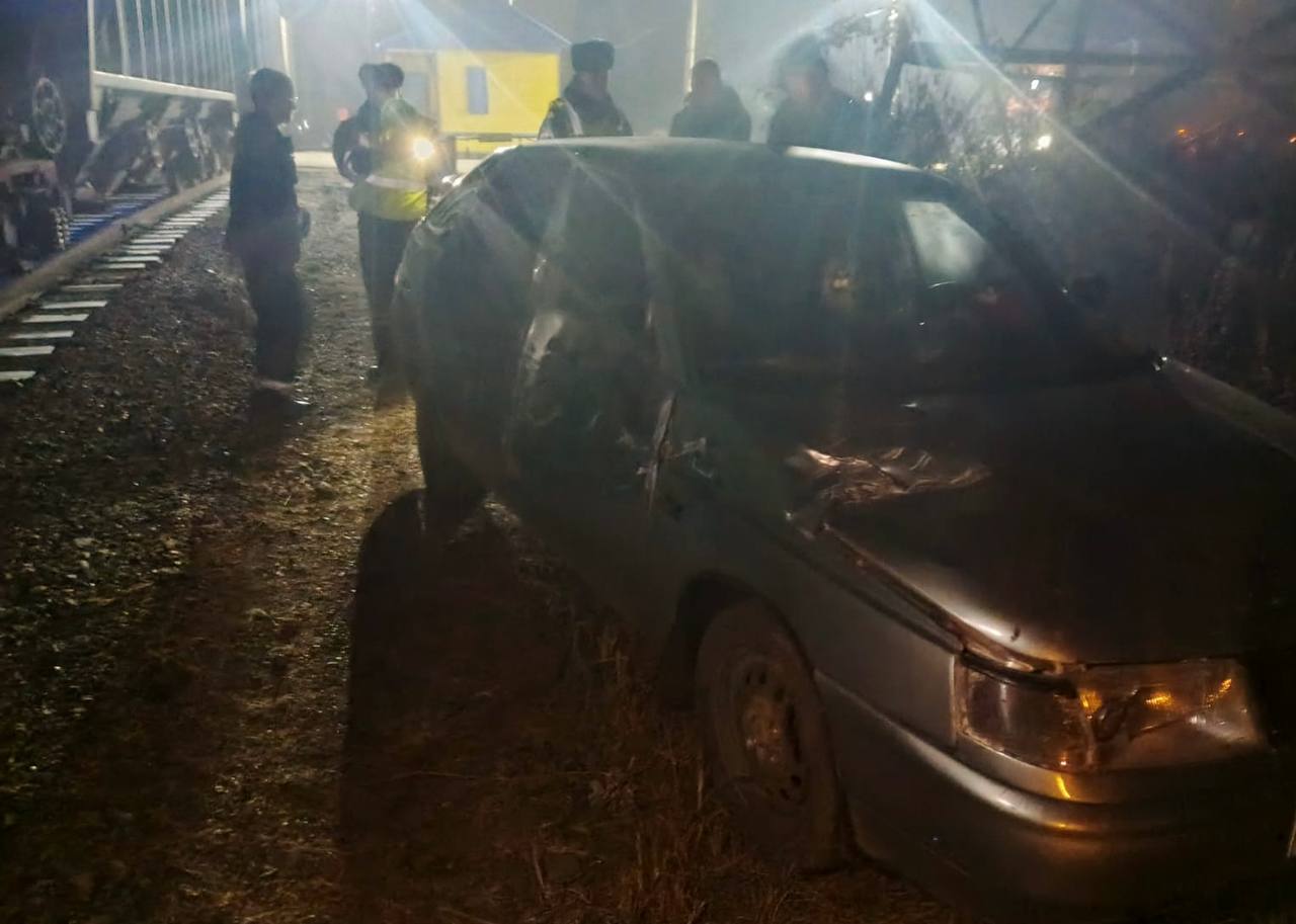 В Бийске легковой автомобиль столкнулся с поездом