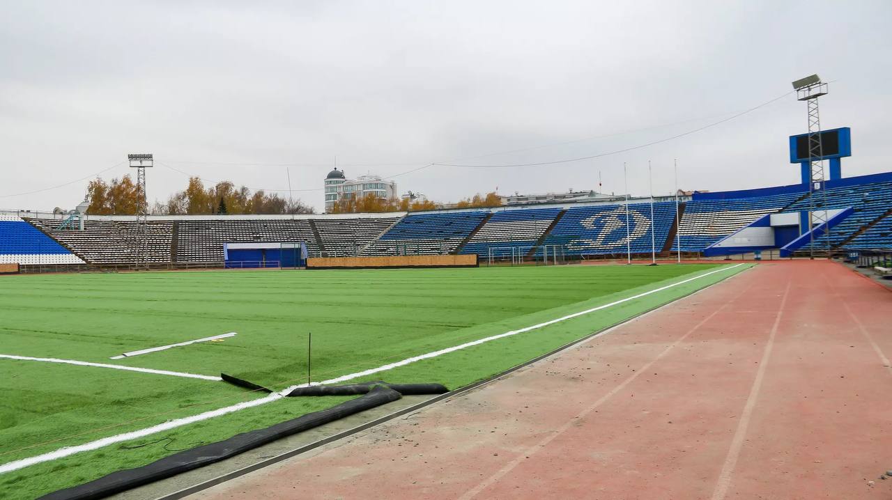 На стадионе "Динамо" завершают укладку нового покрытия На стадионе "Динамо" завершают укладку нового покрытия