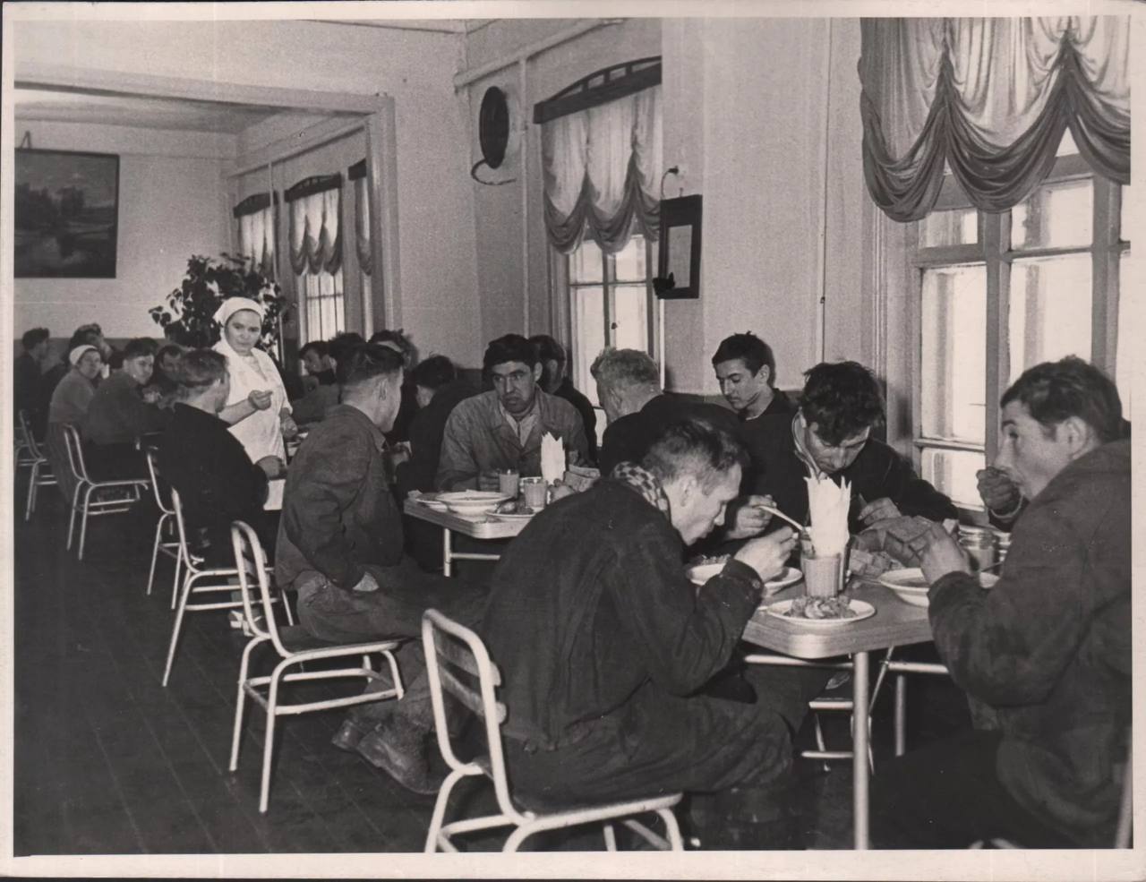 Если вы завтракаете - желаем вам приятного аппетита! Если вы завтракаете - желаем вам приятного аппетита!