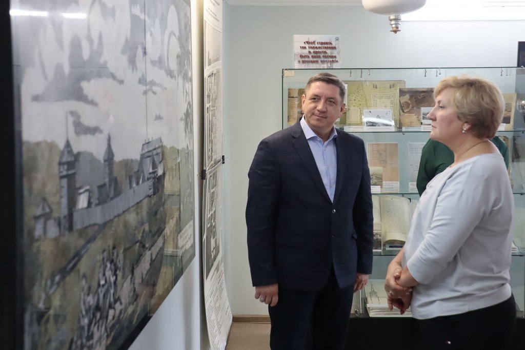 Депутаты комитета по строительству посетили выставку об истории строительной отрасли на Алтае Депутаты комитета по строительству посетили выставку об истории строительной отрасли на Алтае