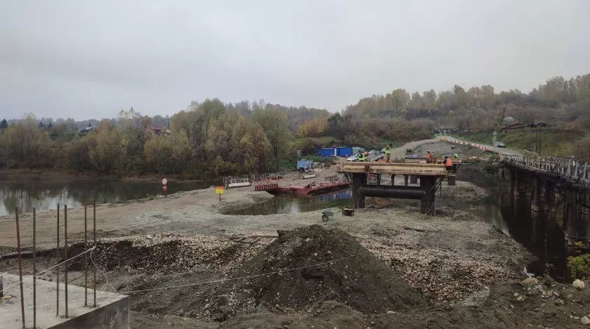 Строительство нового моста через реку Неня на подъезде к посёлку Промышленному продолжается в Бийском районе
