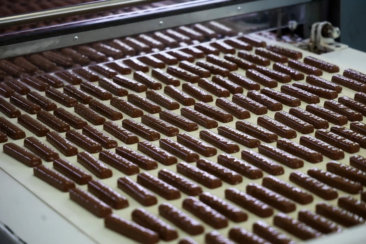 Более 130 тысяч сладких подарков к Новому году планируют изготовить на кондитерской фабрике «Алтай» Более 130 тысяч сладких подарков к Новому году планируют изготовить на кондитерской фабрике «Алтай»