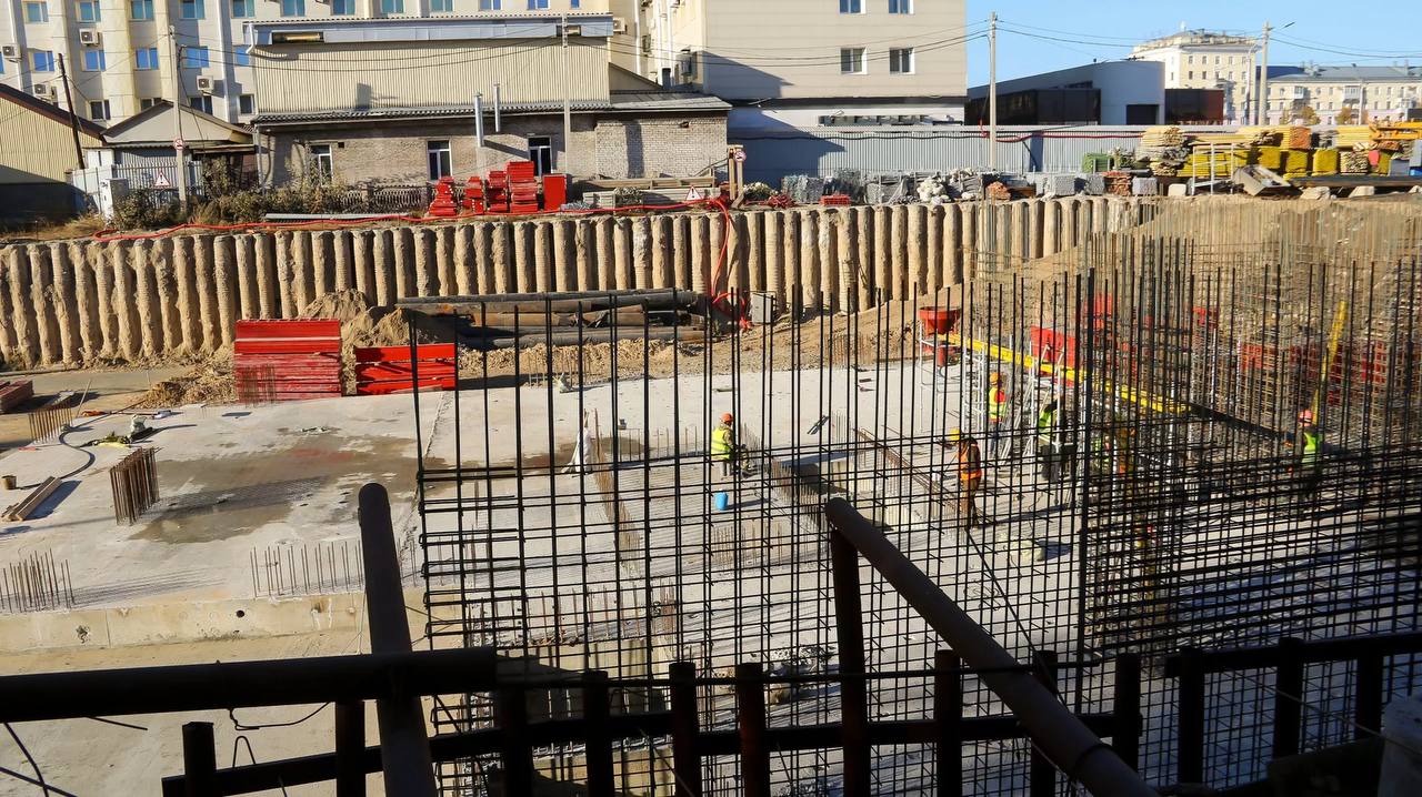 Со стройплощадки нового ЦУМа демонтировали башенный кран Со стройплощадки нового ЦУМа демонтировали башенный кран