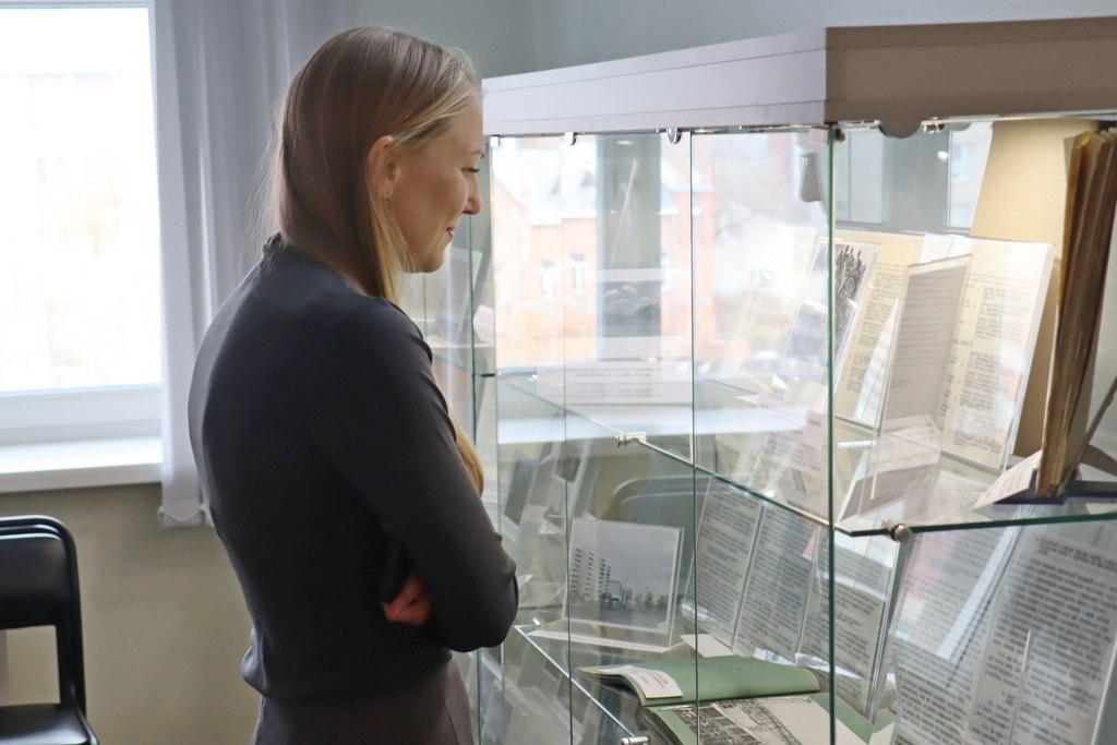 Депутаты комитета по строительству посетили выставку об истории строительной отрасли на Алтае Депутаты комитета по строительству посетили выставку об истории строительной отрасли на Алтае