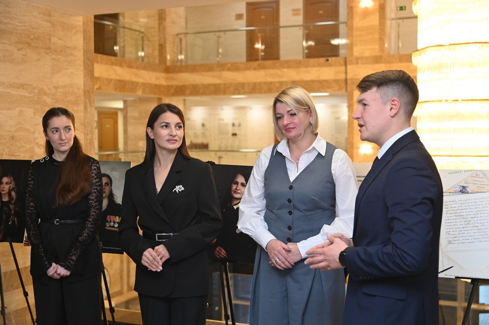 Фотовыставка «Жены героев» открылась в Парламентском центре Алтайского края Фотовыставка «Жены героев» открылась в Парламентском центре Алтайского края