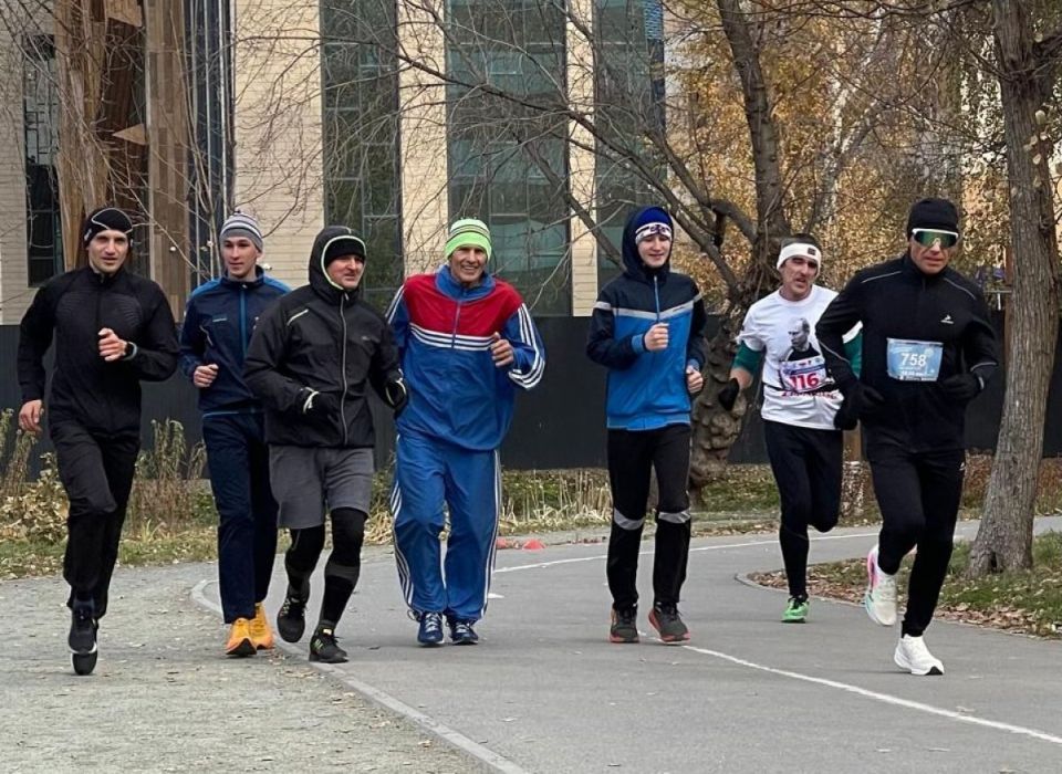 В Барнауле состоялись забеги памяти старейшего марафонца Алтая Николая Борзых