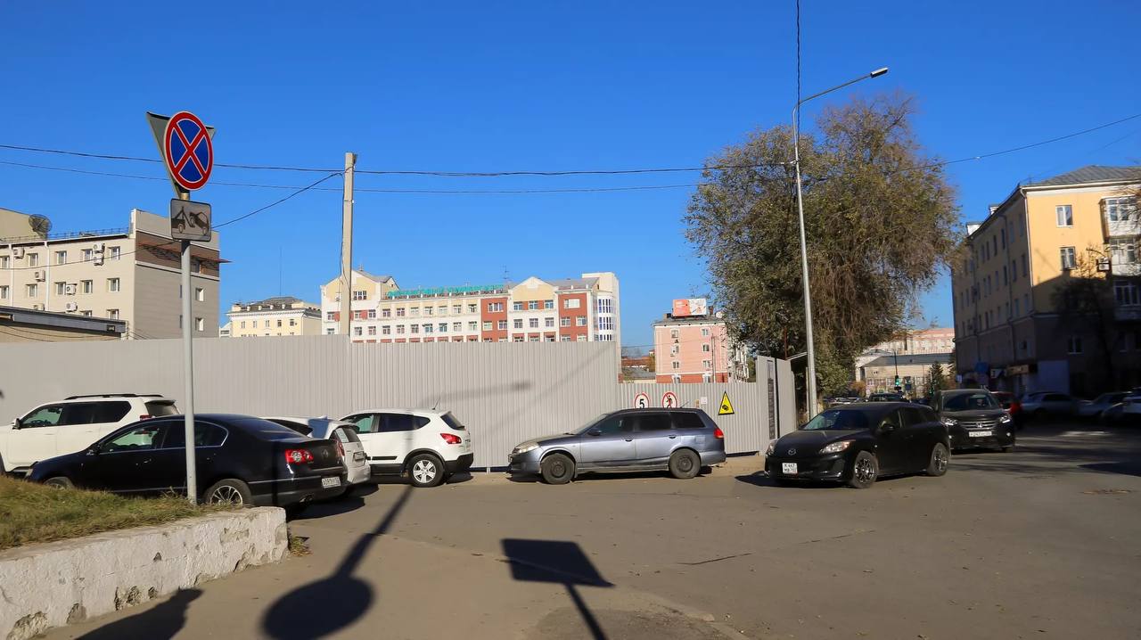 Со стройплощадки нового ЦУМа демонтировали башенный кран Со стройплощадки нового ЦУМа демонтировали башенный кран