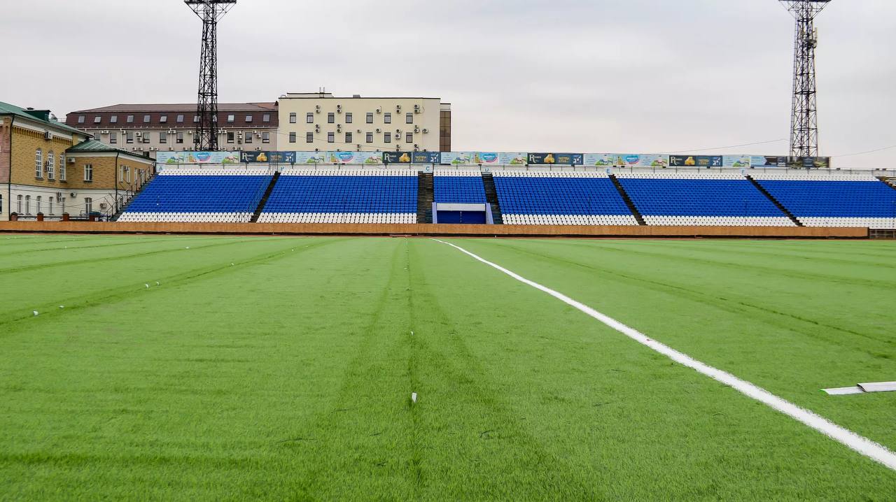 На стадионе "Динамо" завершают укладку нового покрытия