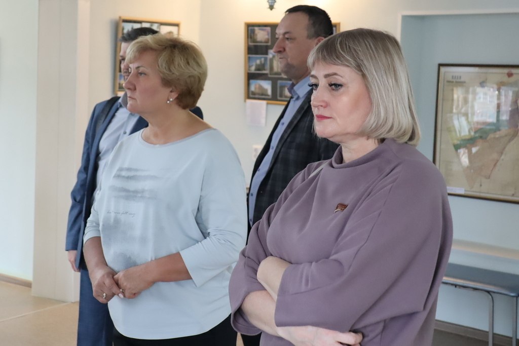 Депутаты комитета по строительству посетили выставку об истории строительной отрасли на Алтае Депутаты комитета по строительству посетили выставку об истории строительной отрасли на Алтае