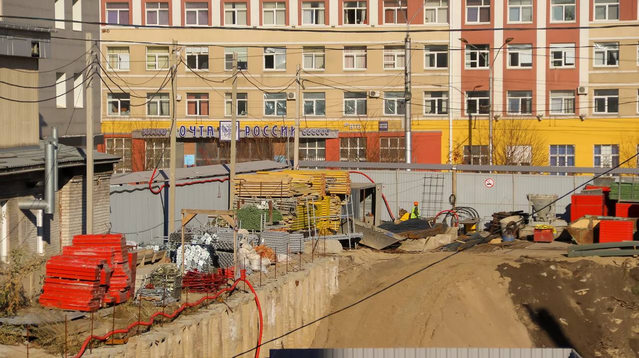 Со стройплощадки нового ЦУМа демонтировали башенный кран Со стройплощадки нового ЦУМа демонтировали башенный кран