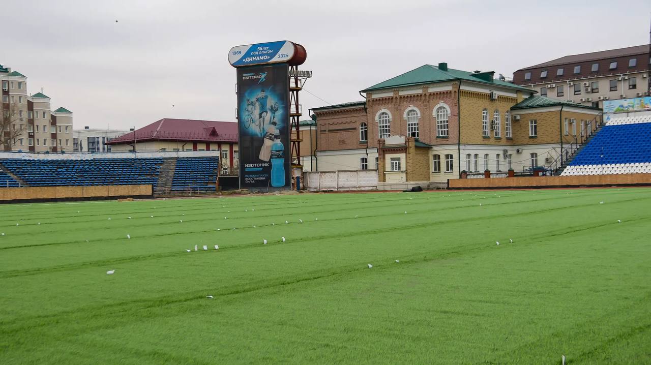 На стадионе "Динамо" завершают укладку нового покрытия На стадионе "Динамо" завершают укладку нового покрытия