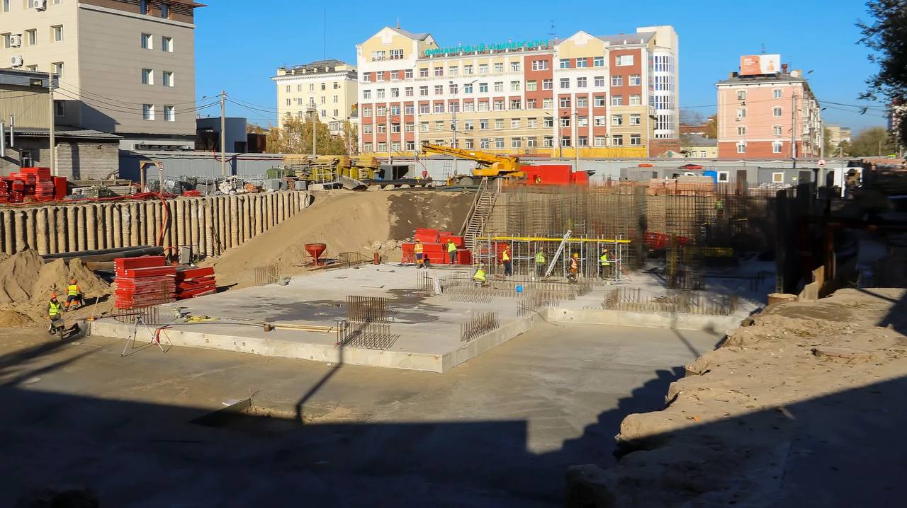 Со стройплощадки нового ЦУМа демонтировали башенный кран