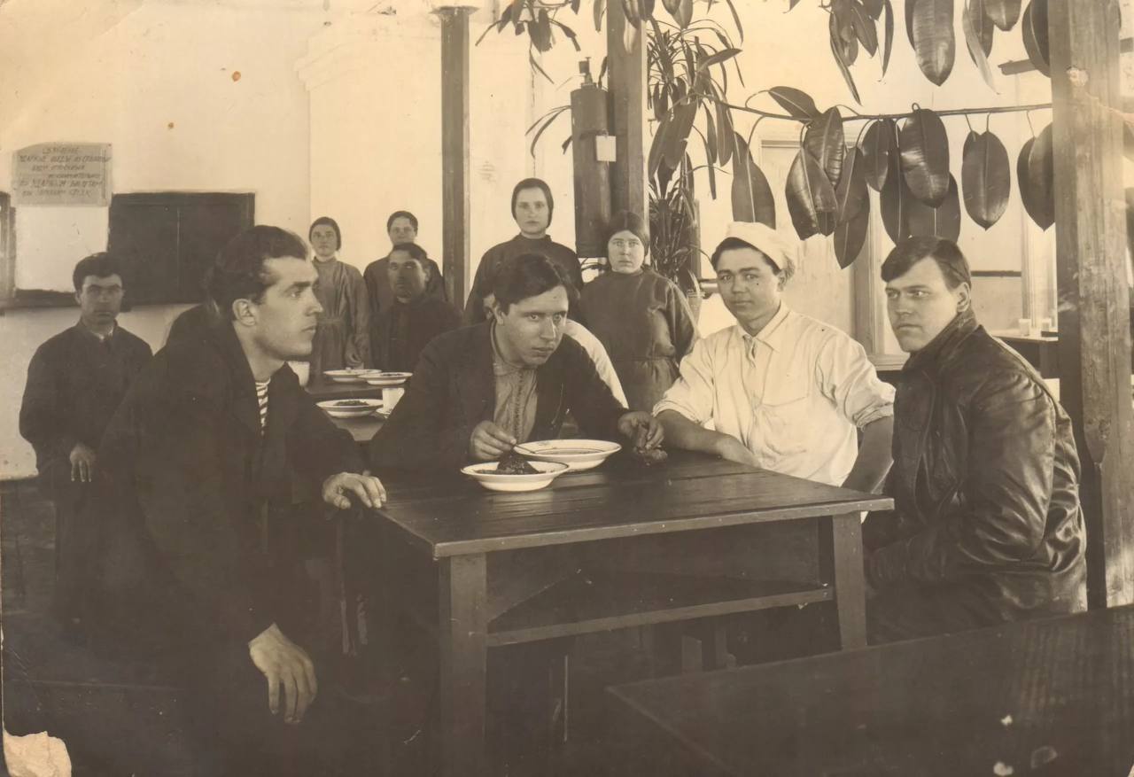 Если вы завтракаете - желаем вам приятного аппетита! Если вы завтракаете - желаем вам приятного аппетита!