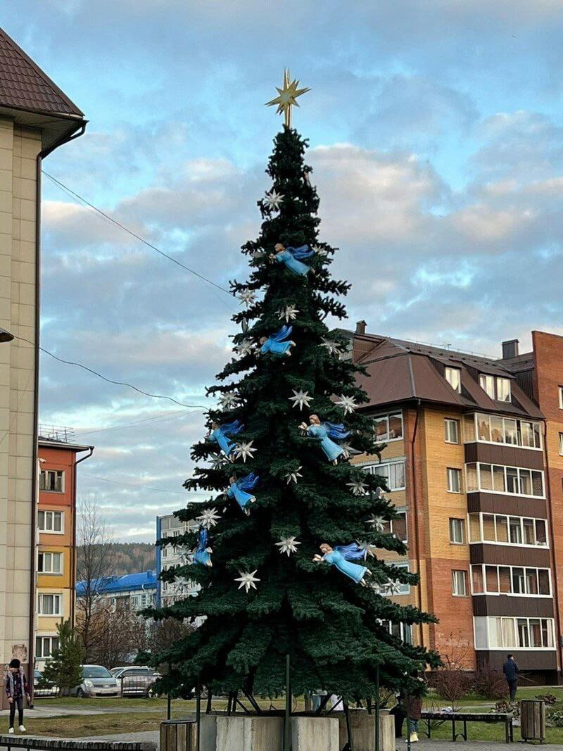 В Горно-Алтайске установили новогоднюю елку, которая уже начала радовать местных жителей, рассказали в Telegram-канале "Горно-Алтайск"