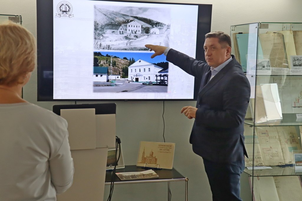 Депутаты комитета по строительству посетили выставку об истории строительной отрасли на Алтае Депутаты комитета по строительству посетили выставку об истории строительной отрасли на Алтае