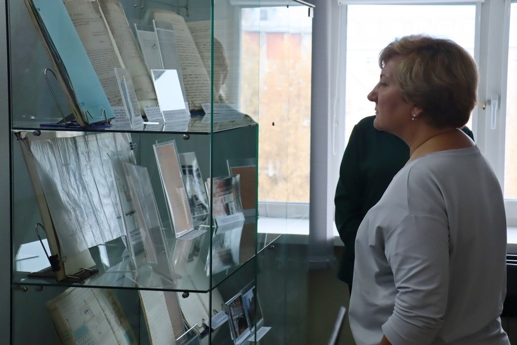 Депутаты комитета по строительству посетили выставку об истории строительной отрасли на Алтае Депутаты комитета по строительству посетили выставку об истории строительной отрасли на Алтае