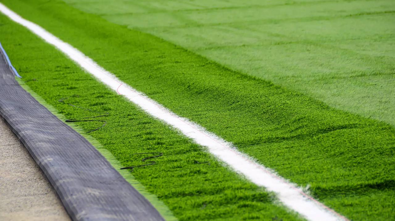 На стадионе "Динамо" завершают укладку нового покрытия На стадионе "Динамо" завершают укладку нового покрытия