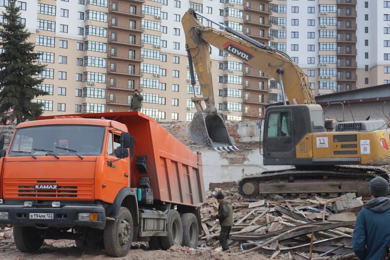 В Барнауле сносят здание с 200-летней историей В Барнауле сносят здание с 200-летней историей