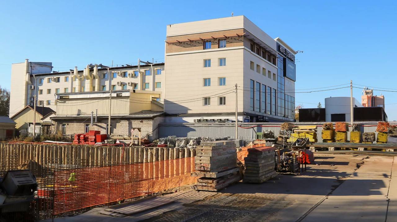 Со стройплощадки нового ЦУМа демонтировали башенный кран Со стройплощадки нового ЦУМа демонтировали башенный кран