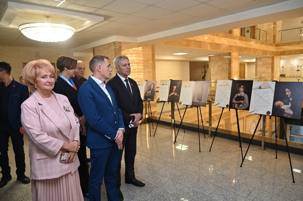 Фотовыставка «Жены героев» открылась в Парламентском центре Алтайского края Фотовыставка «Жены героев» открылась в Парламентском центре Алтайского края