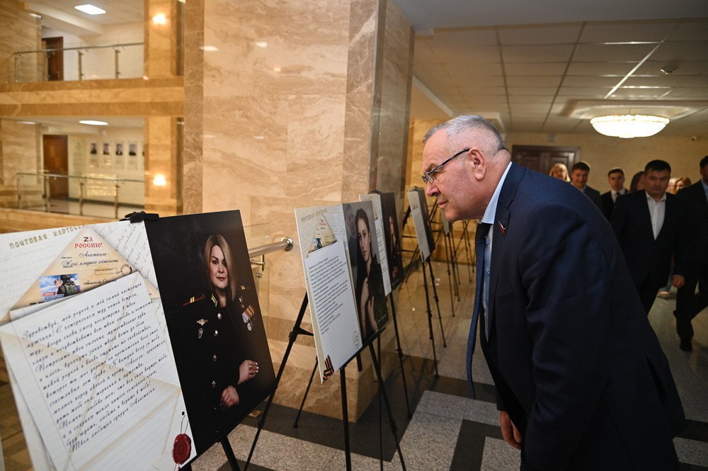 Фотовыставка «Жены героев» открылась в Парламентском центре Алтайского края Фотовыставка «Жены героев» открылась в Парламентском центре Алтайского края