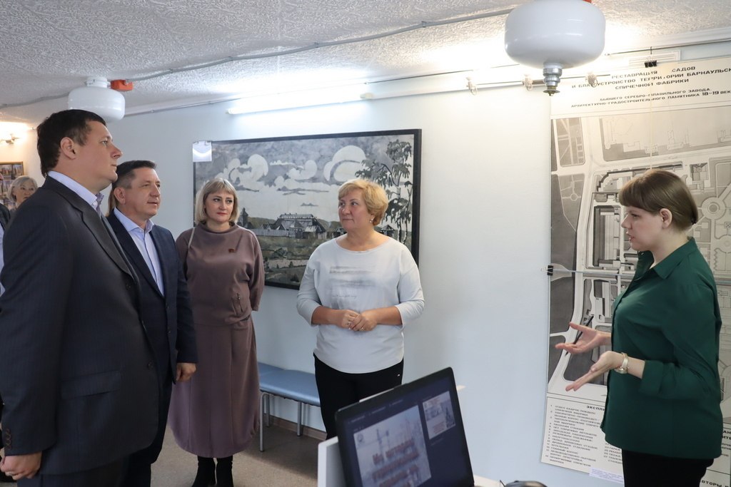 Депутаты комитета по строительству посетили выставку об истории строительной отрасли на Алтае