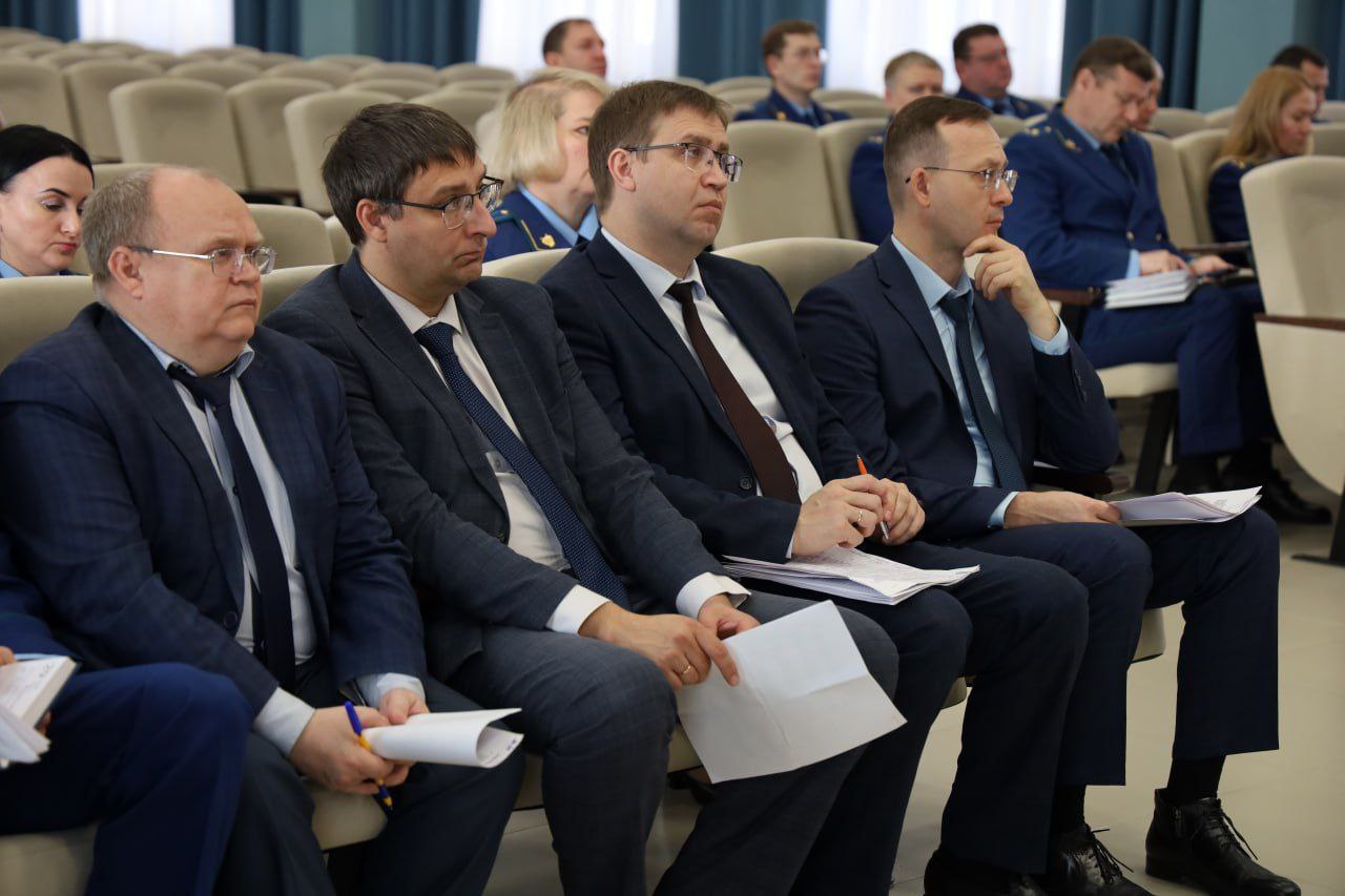 Прокурор Алтайского края Антон Герман провел заседание коллегии по вопросам соблюдения жилищных прав граждан