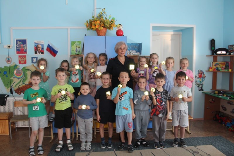 Сотрудники Госавтоинспекции края проводят занятия побезопасности# Засветись Сотрудники Госавтоинспекции края проводят занятия побезопасности# Засветись