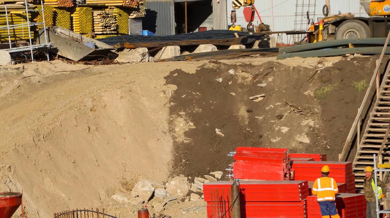 Со стройплощадки нового ЦУМа демонтировали башенный кран Со стройплощадки нового ЦУМа демонтировали башенный кран