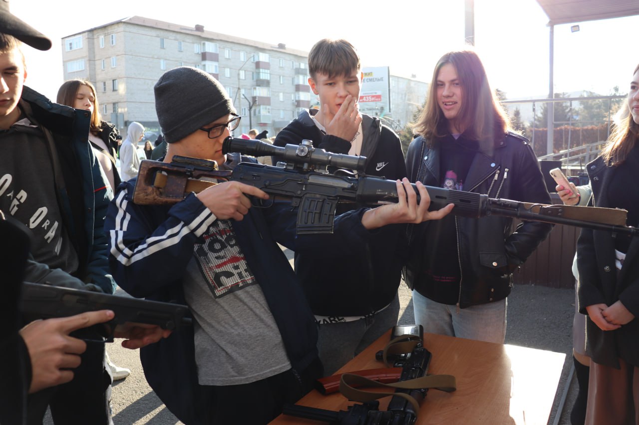 В Межмуниципальном отделе МВД России «Каменский» 28 октября 2025 года для выпускников общеобразовательных учебных заведений г. Камень-на-Оби было организовано мероприятие «День открытых дверей» В Межмуниципальном отделе МВД России «Каменский» 28 октября 2025 года для выпускников общеобразовательных учебных заведений г. Камень-на-Оби было организовано мероприятие «День открытых дверей»