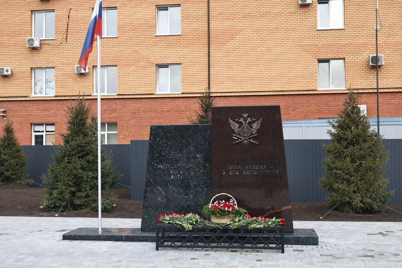 В Барнауле на пересечении улиц Горького и Пушкина 29 октября официально открыли благоустроенный сквер, где установлен памятный знак в честь сотрудников органов принудительного исполнения Алтайского края В Барнауле на пересечении улиц Горького и Пушкина 29 октября официально открыли благоустроенный сквер, где установлен памятный знак в честь сотрудников органов принудительного исполнения Алтайского края