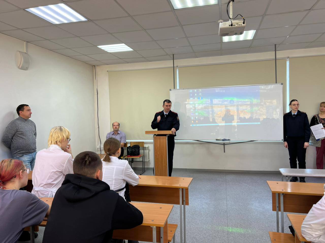 Полицейские продолжают проводить мероприятия в рамках проекта «Школа информационной безопасности» и информировать жителей края о том, как сегодня действуют мошенники и как им противостоять Полицейские продолжают проводить мероприятия в рамках проекта «Школа информационной безопасности» и информировать жителей края о том, как сегодня действуют мошенники и как им противостоять