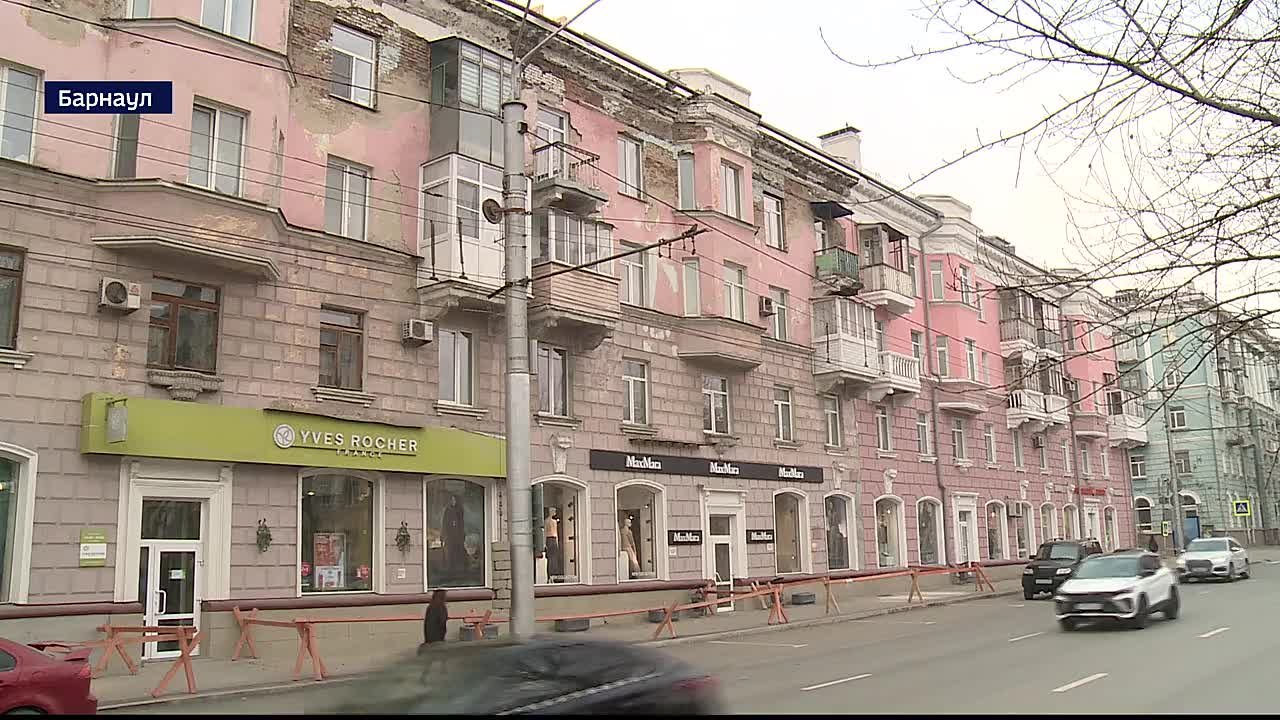 В центре Барнаула с одного из зданий на проспекте Ленина осыпается штукатурка