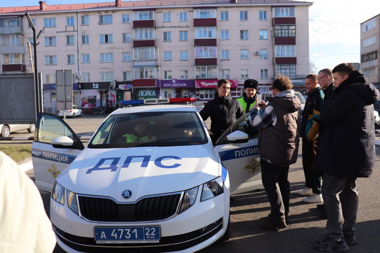 В Межмуниципальном отделе МВД России «Каменский» 28 октября 2025 года для выпускников общеобразовательных учебных заведений г. Камень-на-Оби было организовано мероприятие «День открытых дверей» В Межмуниципальном отделе МВД России «Каменский» 28 октября 2025 года для выпускников общеобразовательных учебных заведений г. Камень-на-Оби было организовано мероприятие «День открытых дверей»