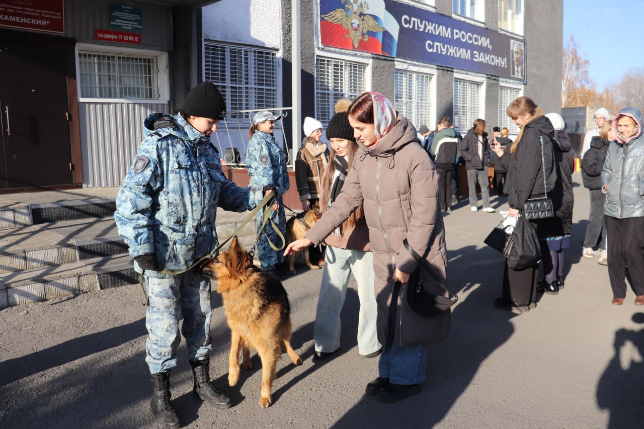 В Межмуниципальном отделе МВД России «Каменский» 28 октября 2025 года для выпускников общеобразовательных учебных заведений г. Камень-на-Оби было организовано мероприятие «День открытых дверей» В Межмуниципальном отделе МВД России «Каменский» 28 октября 2025 года для выпускников общеобразовательных учебных заведений г. Камень-на-Оби было организовано мероприятие «День открытых дверей»