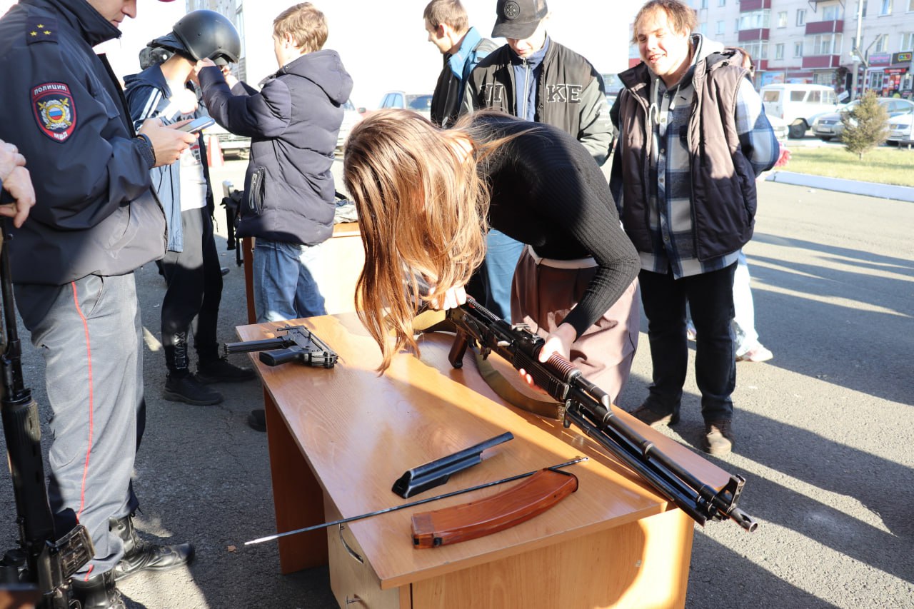 В Межмуниципальном отделе МВД России «Каменский» 28 октября 2025 года для выпускников общеобразовательных учебных заведений г. Камень-на-Оби было организовано мероприятие «День открытых дверей» В Межмуниципальном отделе МВД России «Каменский» 28 октября 2025 года для выпускников общеобразовательных учебных заведений г. Камень-на-Оби было организовано мероприятие «День открытых дверей»