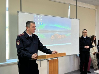 Полицейские продолжают проводить мероприятия в рамках проекта «Школа информационной безопасности» и информировать жителей края о том, как сегодня действуют мошенники и как им противостоять