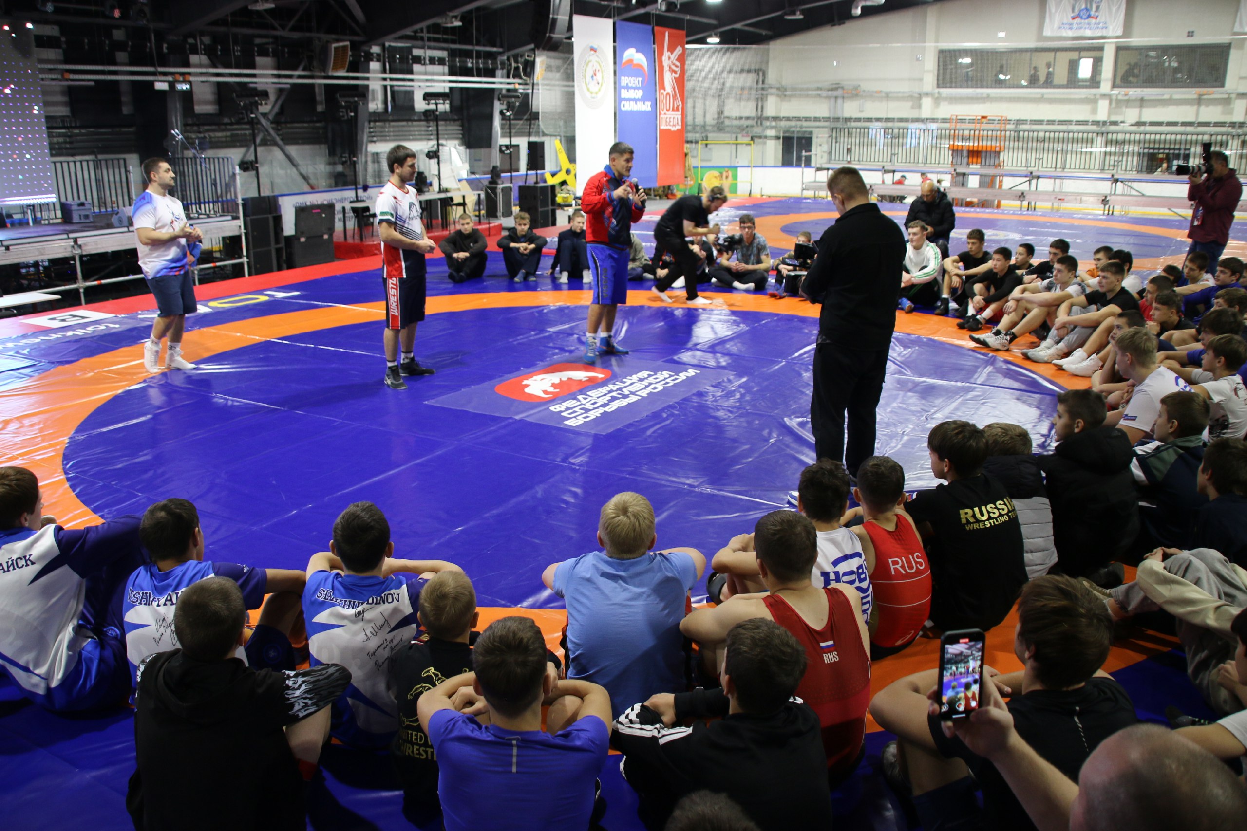 На ледовой арене «Прогресс» состоялся мастер-класс по греко-римской борьбе На ледовой арене «Прогресс» состоялся мастер-класс по греко-римской борьбе