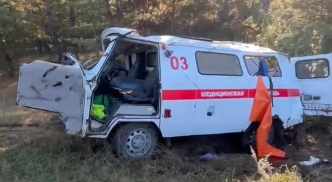 Автомобиль скорой помощи слетел с трассы в Алтайском крае Автомобиль скорой помощи слетел с трассы в Алтайском крае