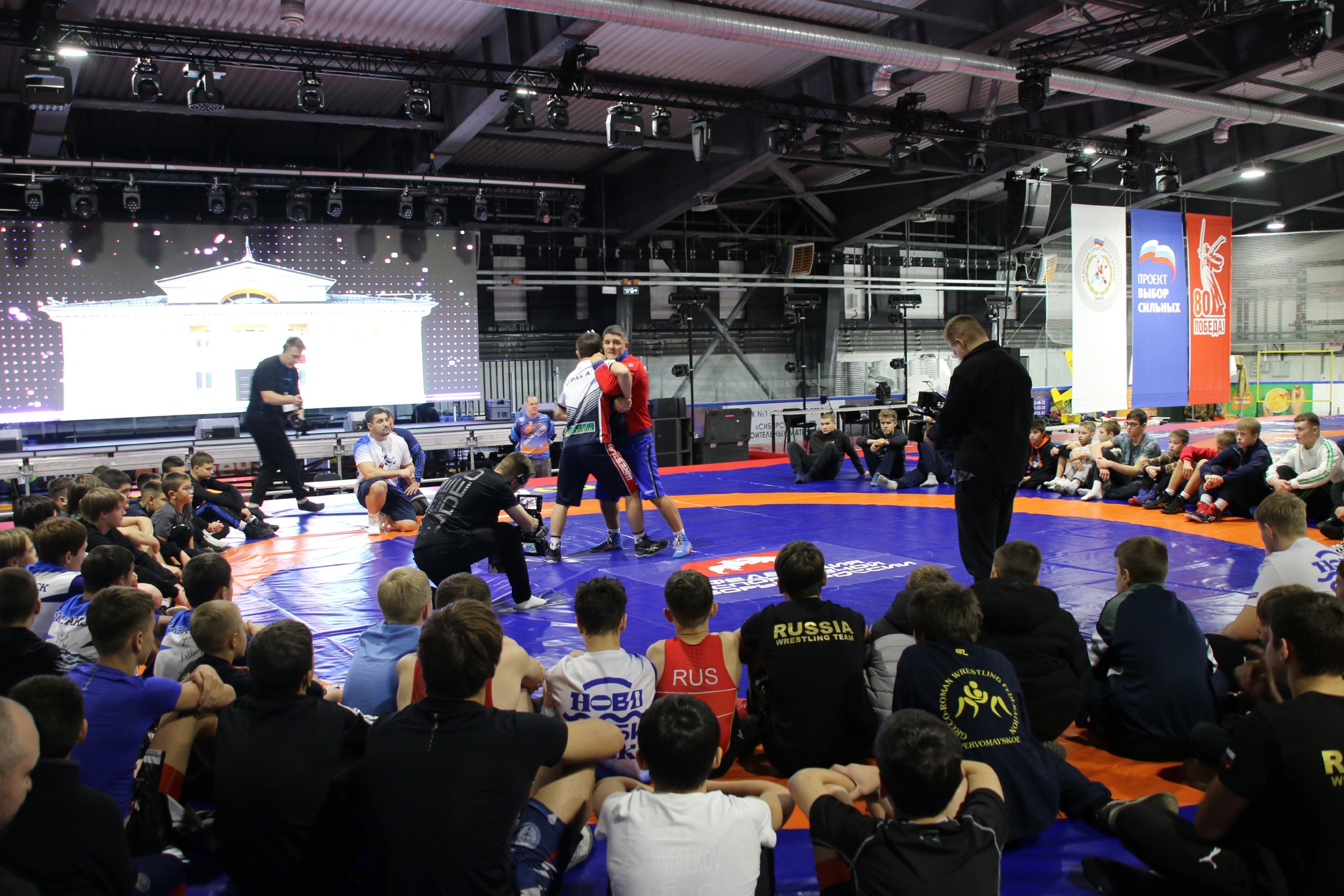 На ледовой арене «Прогресс» состоялся мастер-класс по греко-римской борьбе На ледовой арене «Прогресс» состоялся мастер-класс по греко-римской борьбе