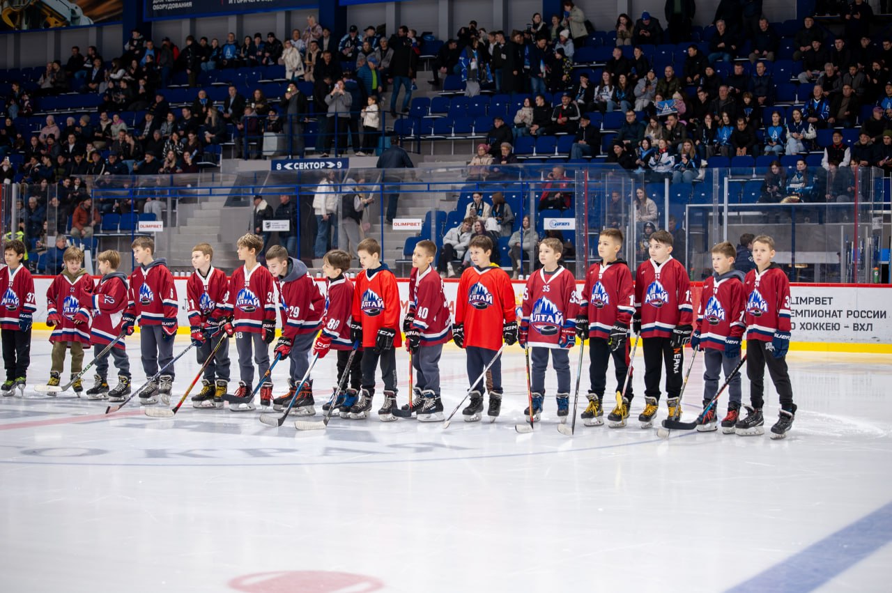 Перед матчем команды «Динамо-Алтай» воспитанников спортивной школы «Алтай» посвятили в хоккеисты! Перед матчем команды «Динамо-Алтай» воспитанников спортивной школы «Алтай» посвятили в хоккеисты!