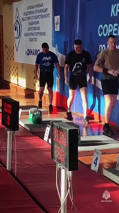 Сильные духом и телом!. Сотрудники Главного управления МЧС России по Алтайскому краю достойно выступили на соревнованиях по гиревому спорту в зачёт Спартакиады «Динамо» среди сотрудников правоохранительных и силовых структур...