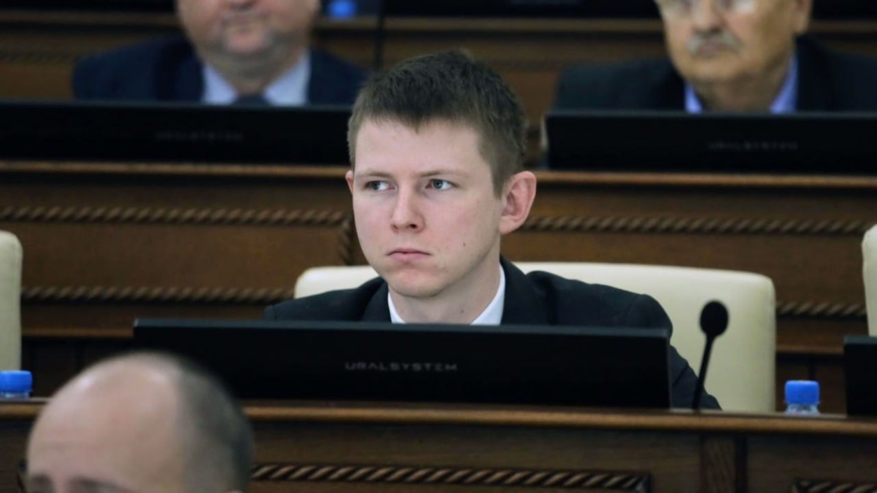 Депутаты АКЗС продолжили разгоревшуюся в сентябре дискуссию о скандальных фотографиях, на которых якобы запечатлен их коллега Александр Волобуев