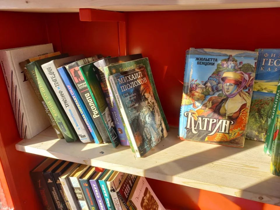 Красная "телефонная" будка для обмена книгами появилась на проспекте Строителей Красная "телефонная" будка для обмена книгами появилась на проспекте Строителей