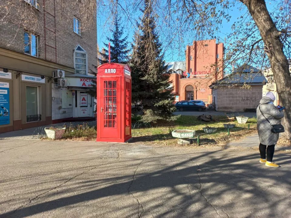 Красная "телефонная" будка для обмена книгами появилась на проспекте Строителей