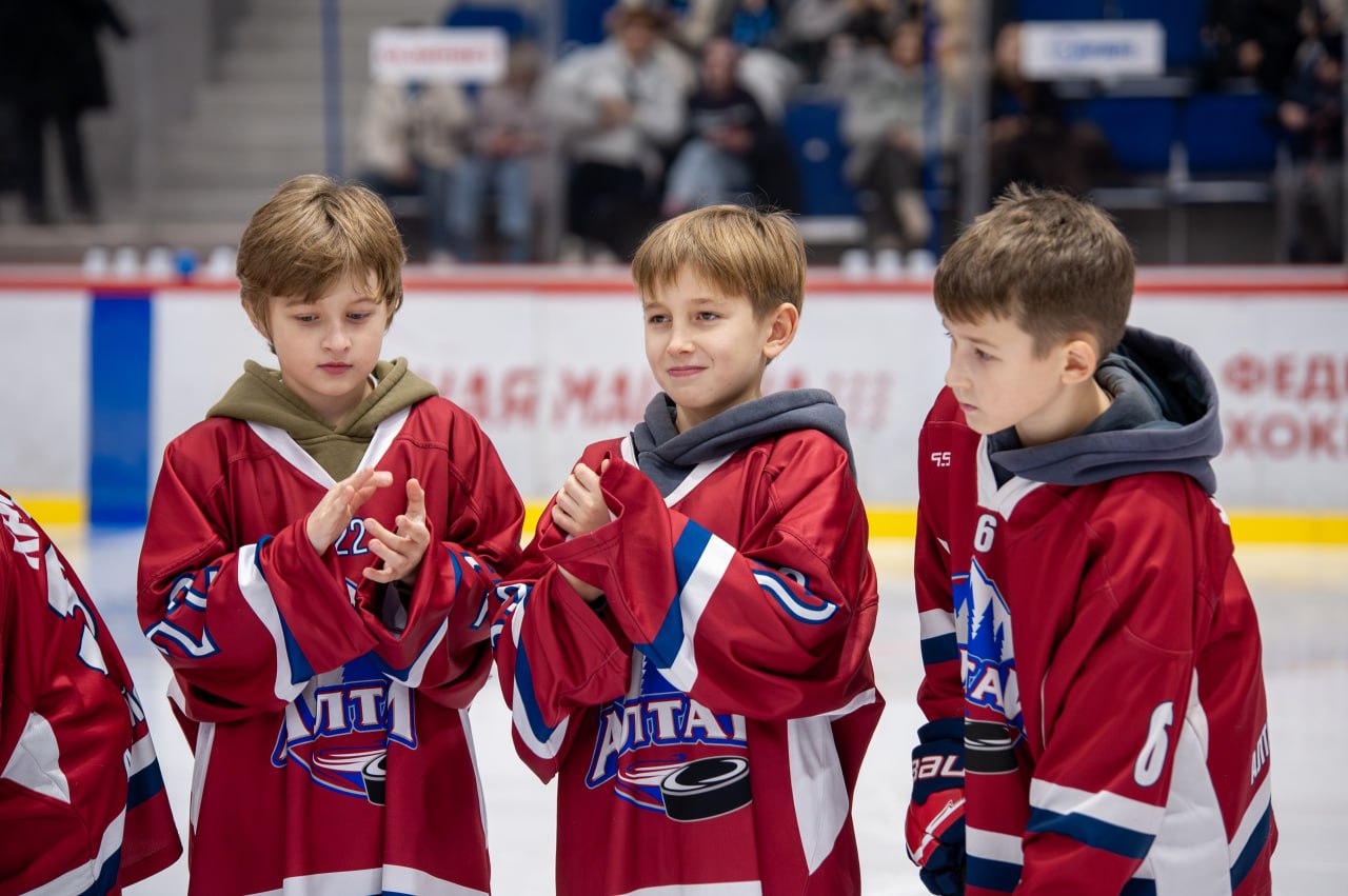 Перед матчем команды «Динамо-Алтай» воспитанников спортивной школы «Алтай» посвятили в хоккеисты! Перед матчем команды «Динамо-Алтай» воспитанников спортивной школы «Алтай» посвятили в хоккеисты!