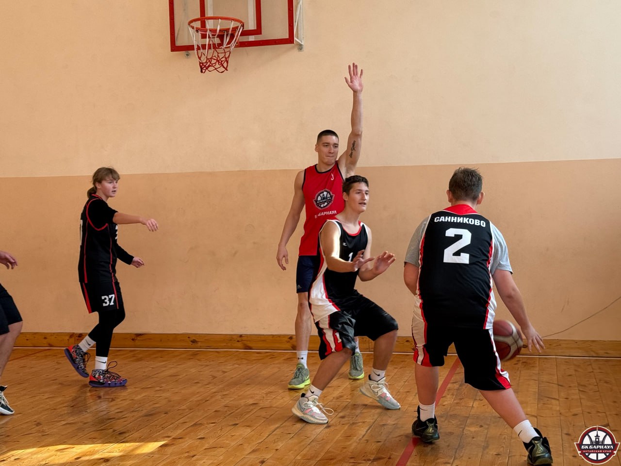 Баскетбольный клуб «Барнаул» подарил спортивный инвентарь Санниковской школе и провёл мастер-класс для учеников Баскетбольный клуб «Барнаул» подарил спортивный инвентарь Санниковской школе и провёл мастер-класс для учеников