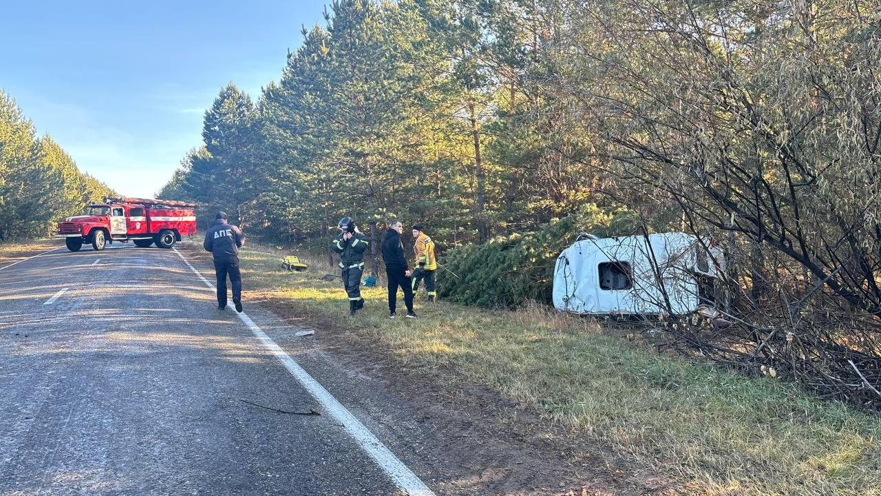 Автомобиль скорой помощи слетел с трассы в Алтайском крае Автомобиль скорой помощи слетел с трассы в Алтайском крае