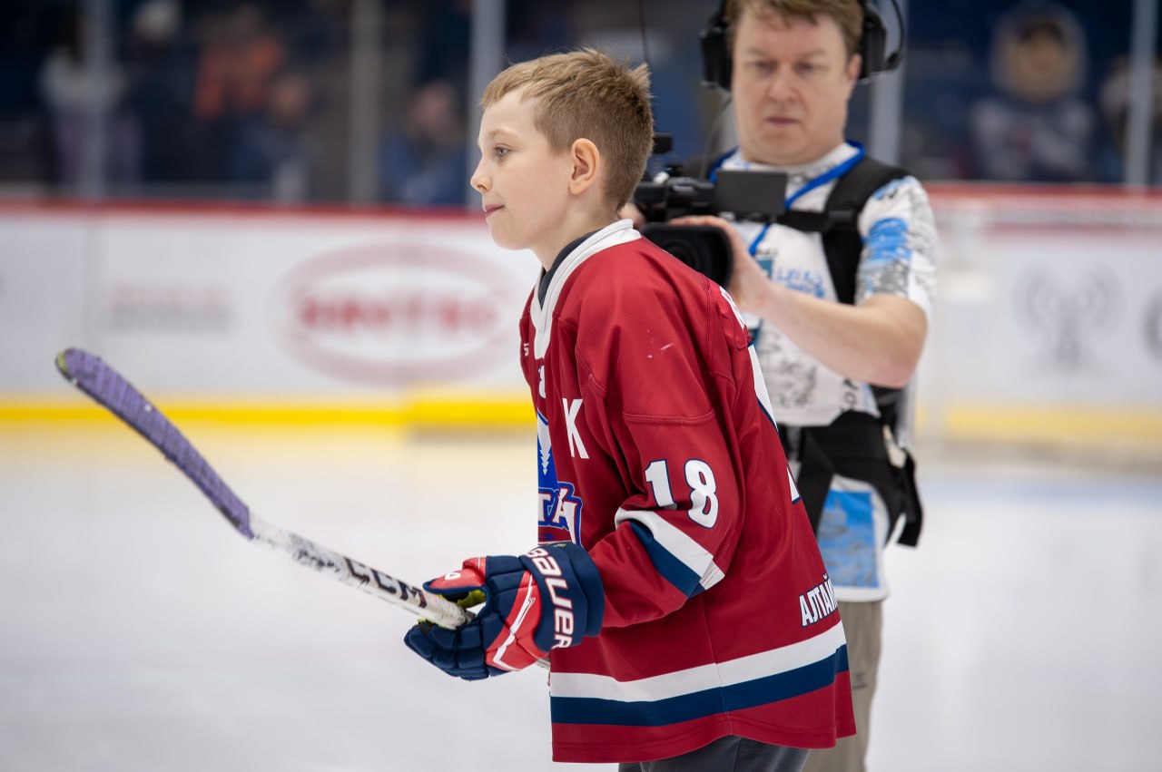 Перед матчем команды «Динамо-Алтай» воспитанников спортивной школы «Алтай» посвятили в хоккеисты! Перед матчем команды «Динамо-Алтай» воспитанников спортивной школы «Алтай» посвятили в хоккеисты!
